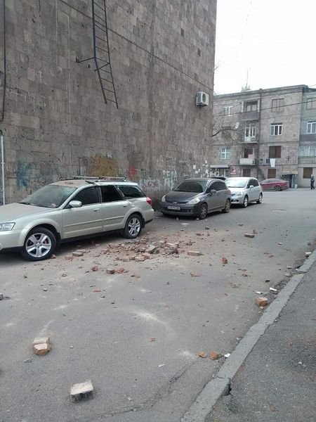 Երևանի 2 փողոցներում պատեր են փլուզվել. ԱԻՆ-ը՝ երկրաշարժի արդյունքում փլուզումների մասին