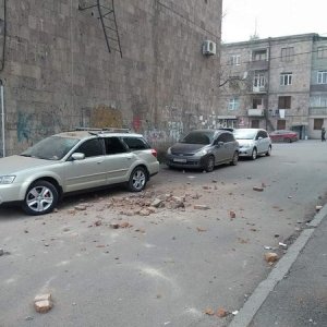 Երևանի 2 փողոցներում պատեր են փլուզվել. ԱԻՆ-ը՝ երկրաշարժի արդյունքում փլուզումների մասին