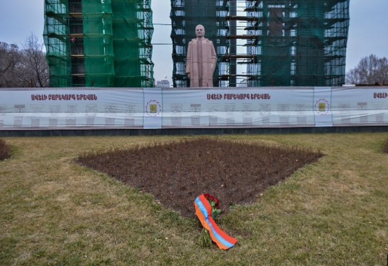 Նախագահի անունից այսօր ծաղիկներ են դրվել Մյասնիկյանի արձանի մոտ՝ հարգանքի տուրք մատուցել 2008թ. մարտի 1-ի ողբերգական դեպքերի զոհերի հիշատակին