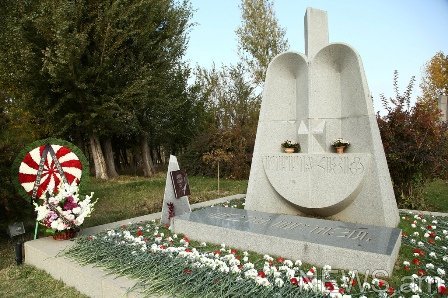 Հանրապետության նախագահի անունից ծաղիկներ են դրվել Վազգեն Սարգսյանի շիրիմին և նրա հիշատակը հավերժացնող հուշարձանին