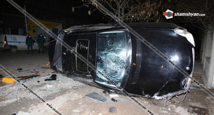 31-ամյա վարորդը Mercedes-ով կոտրել է գազախողովակի հենասյունը, քարե պարիսպը և կողաշրջված վիճակում հայտնվել մայթին