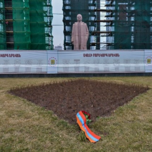Նախագահի անունից այսօր ծաղիկներ են դրվել Մյասնիկյանի արձանի մոտ՝ հարգանքի տուրք մատուցել 2008թ. մարտի 1-ի ողբերգական դեպքերի զոհերի հիշատակին