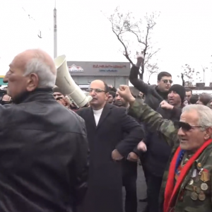 ՀՀԿ երիտթեւի նախագահը Քոչարյանի աջակիցների հետ դատին զուգընթաց փողոց փակեցին