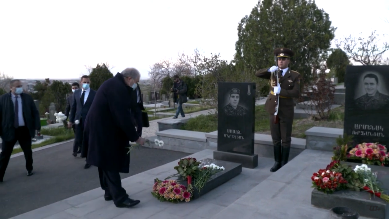 Արմեն Սարգսյանն այցելել է «Եռաբլուր» զինվորական պանթեոն (տեսանյութ)