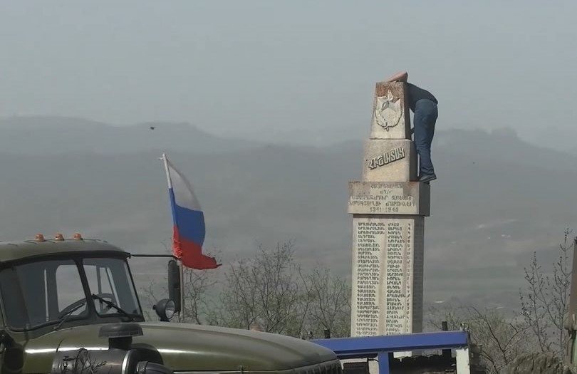 Ռուս խաղաղապահները Արցախում բարեկարգում են Հայրենական մեծ պատերազմի հերոսներին նվիրված հուշարձանները