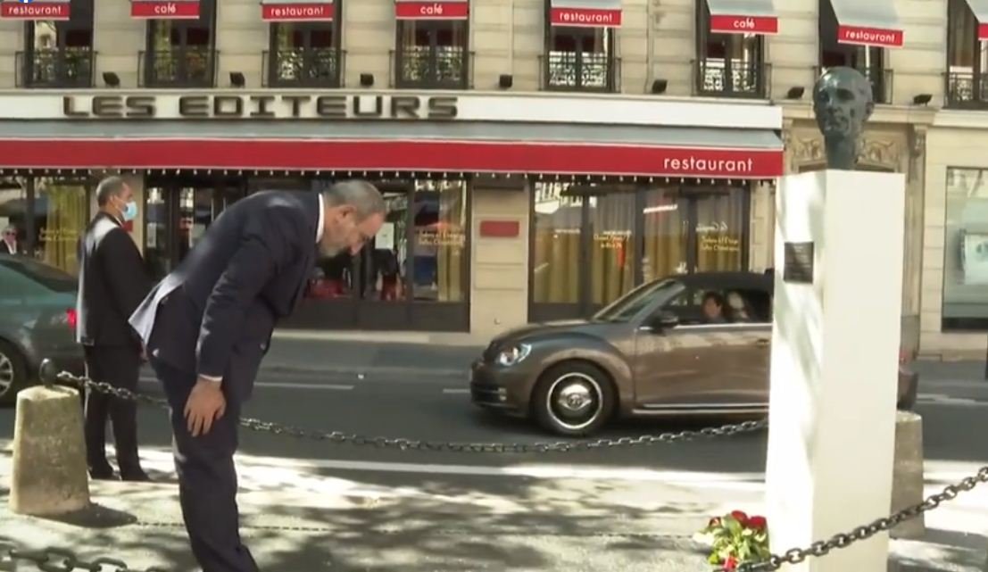 Փաշինյանը Փարիզում ծաղիկներ է խոնարհել աշխարհահռչակ շանսոնյե Շառլ Ազնավուրի պատվին նոր տեղադրված կիսանդրու առաջ