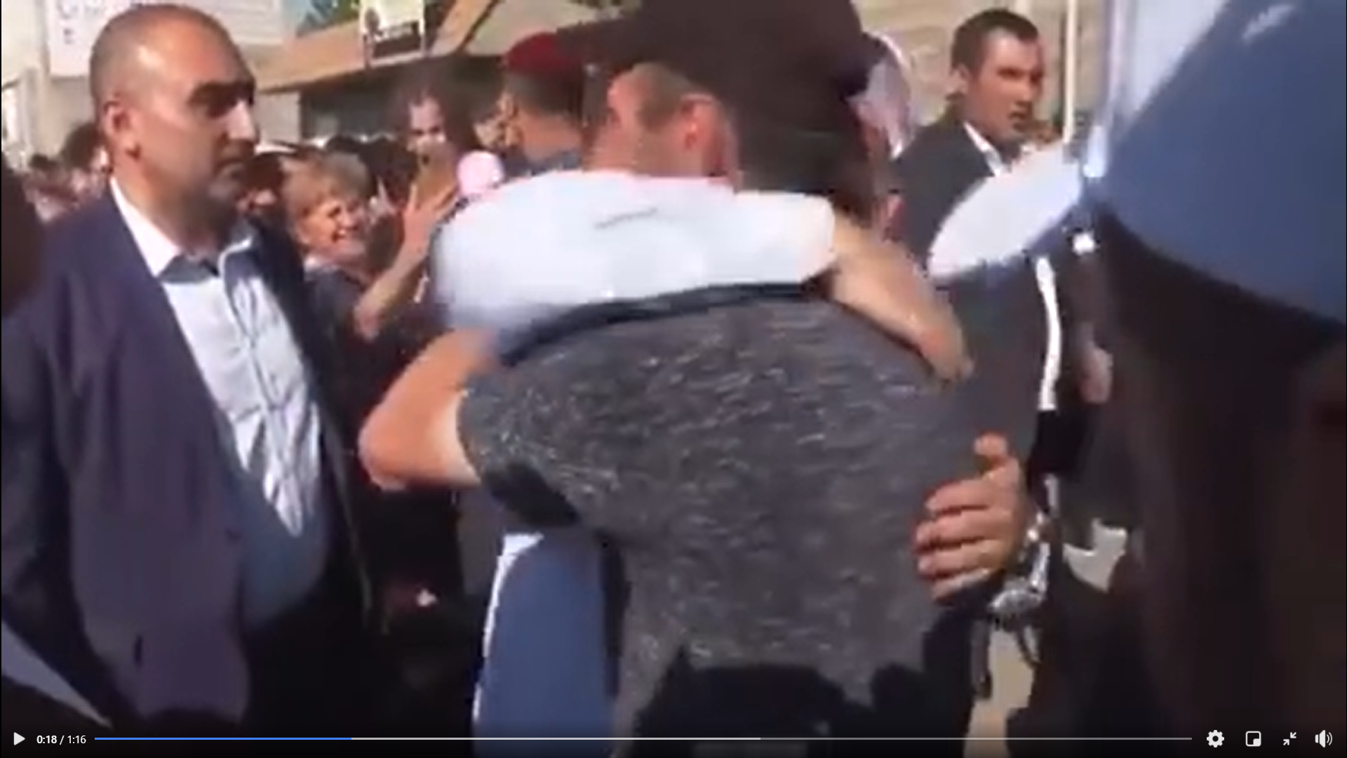 Գերությունից նոր վերադարձած Նարեկ Սիրունյանի ընտանիքի անդամները դիմավորում են վարչապետին․ Տեսանյութ