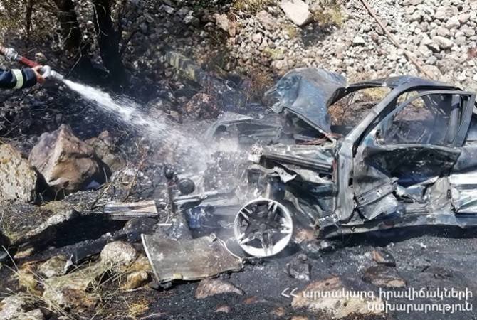 Երևան-Սևան ավտոճանա­պարհին ձորը սահած մեքենան այրվել է, վարորդը և ուղևորը հոսպիտալացվել են