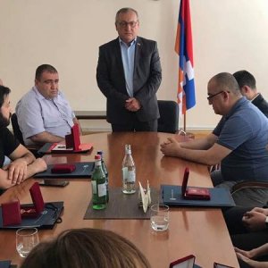 ԱՀ ԱԺ նախագահը Երևանում հանդիպել է զոհված զինծառայողների հարազատներին