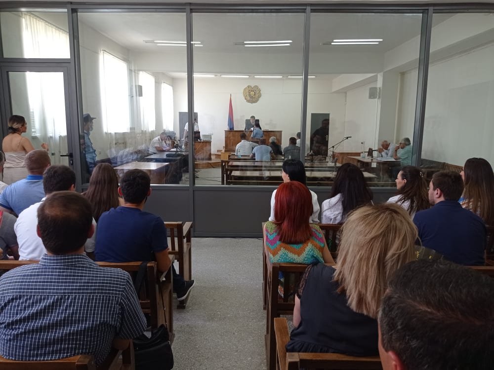 Մոտ կես մլրդ դրամի հափշտակության մեջ մեղադրվող Սերժ Սարգսյանի և մյուսների գործով դատական նիստը՝ ուղիղ
