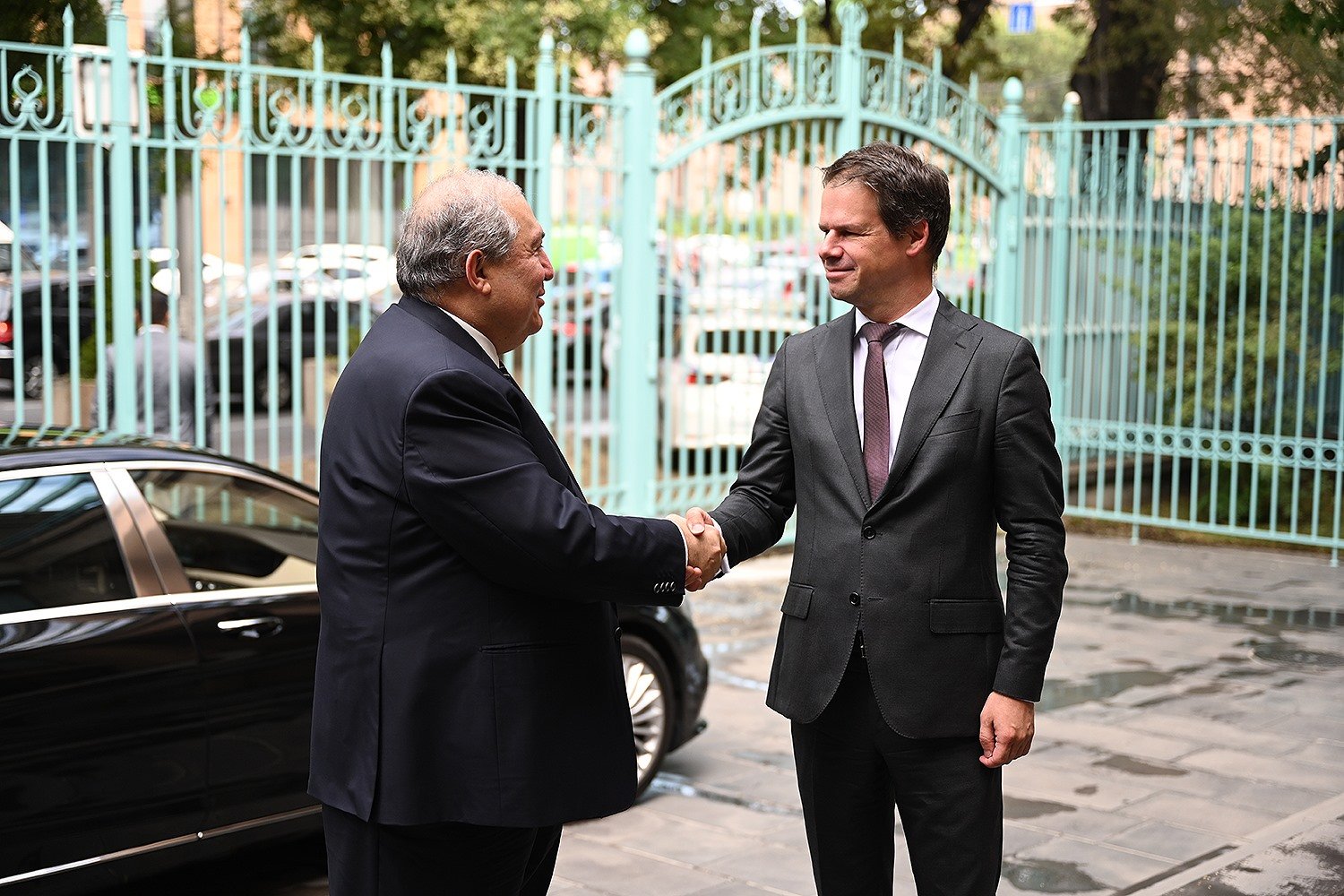 ՀՀ նախագահ Արմեն Սարգսյանը Ֆրանսիայի Հանրապետության Ազգային տոնի առթիվ այսօր այցելել է Հայաստանում Ֆրանսիայի դեսպանություն