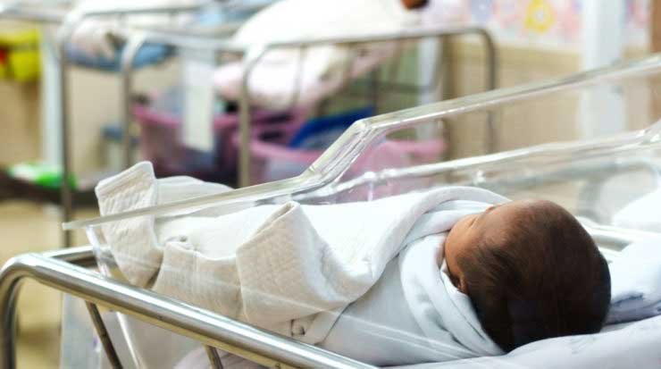 Շենքի մուտքի մոտ գտնված նորածին երեխան ոչ հիվանդանոցային պայմաններում պահվելու արդյունքում ունի ինֆեկցիաներ. վիճակը ծանր է