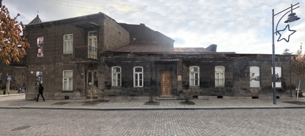 Գյումրիում պատմամշակութային հուշարձան-շենքը կառուցապատվում է ԿԳՄՍՆ հավանությանն արժանացած նախագծով, սակայն՝ առանց շինթույլտվության. քաղաքապետարանի և Ոստիկանության անգործությունը