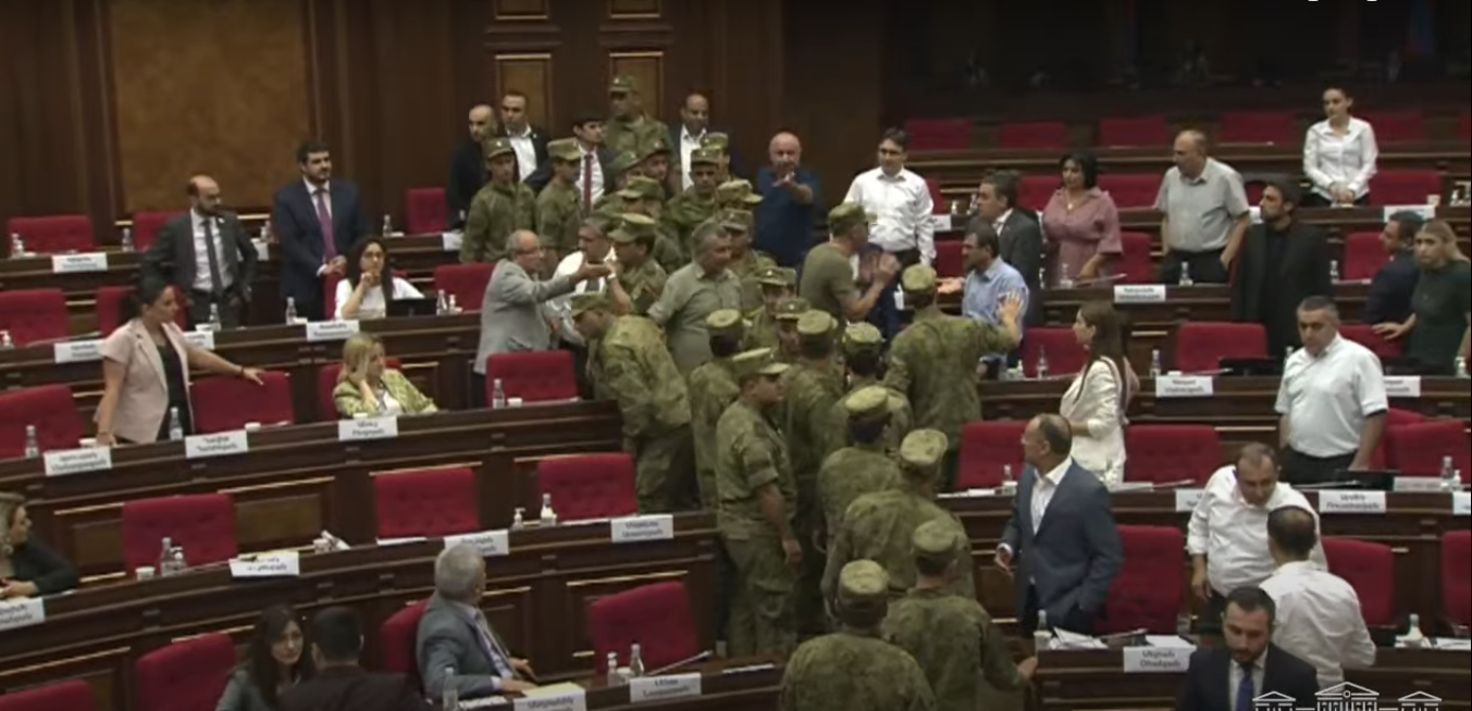 Թեժ իրավիճակ՝ ԱԺ նիստերի դահլիճում. Ալեն Սիմոնյանը ներս հրավիրեց անվտանգության աշխատակիցներին  (տեսանյութ)
