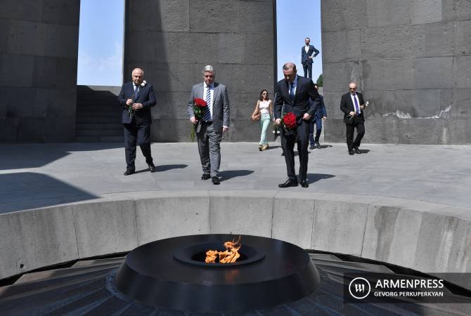 Ուրուգվայի ԱԳ նախարարը Ծիծեռնակաբերդի հուշահամալիրում հարգանքի տուրք է մատուցել Հայոց ցեղասպանության զոհերի հիշատակին