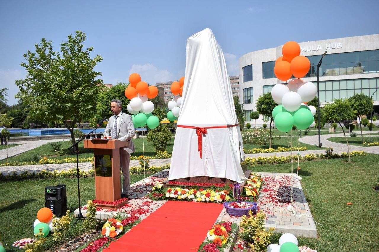 Երևանում բացվել է Մահաթմա Գանդիի արձանը