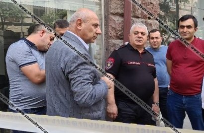 Արտակարգ դեպք Երևանում․ 34-ամյա տղամարդը մարտական նռնակներով մտել է ինչ-որ ընկերություն և պահանջել հանդիպում ղեկավարության հետ, հակառակ դեպքում՝ սպառնացել է այն պայթեցնել․ ժամանել է ՀՀ ոստիկանապետի առաջին տեղակալը