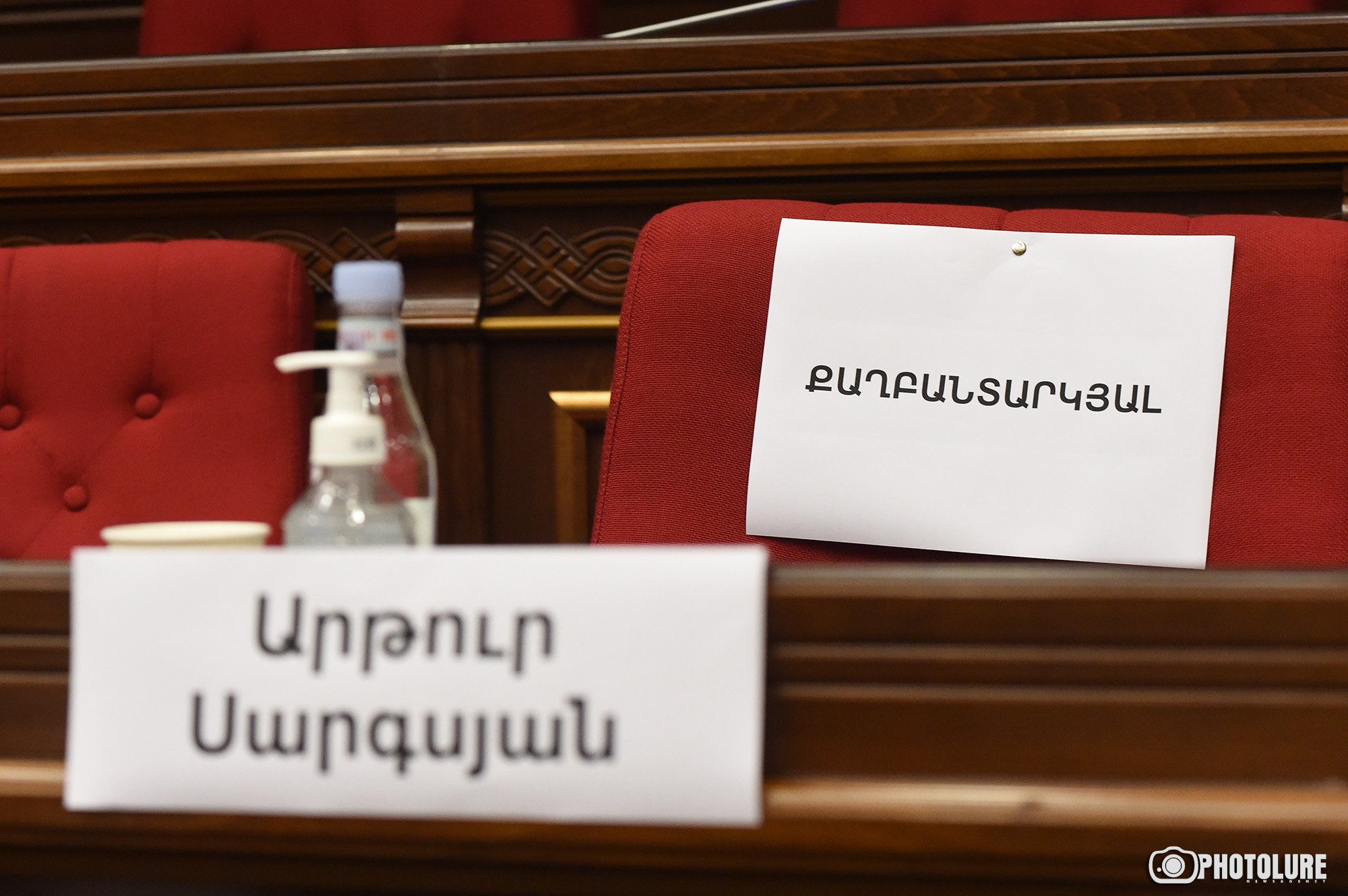 «Հայաստան» խմբակցության կալանավորված պատգամավորների աթոռներին փակցված է «քաղբանտարկյալ» գրառումը