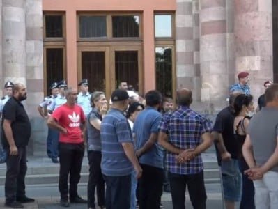 Վարչապետի օգնականները և ՄԻԵԴ-ում Հայաստանի ներկայացուցիչը հանդիպել են անհետ կորածների և գերիների հարազատների հետ
