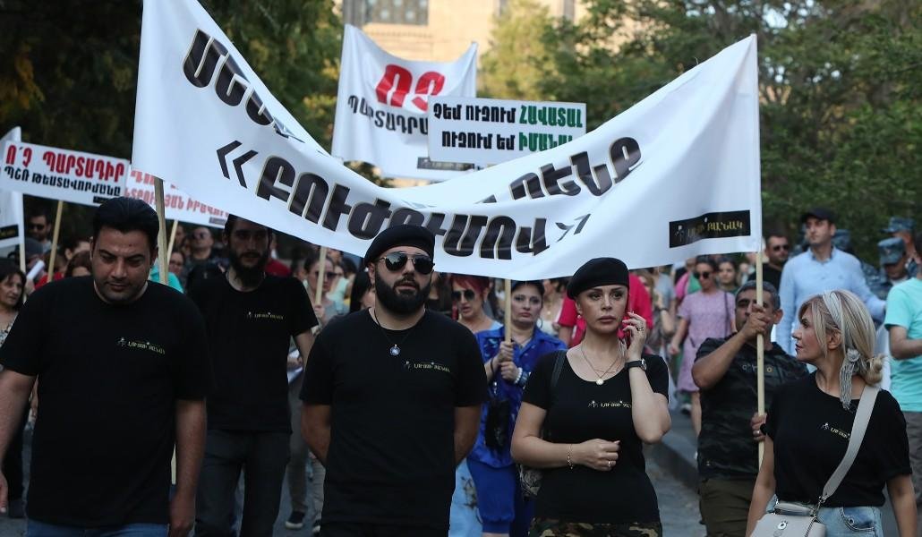 Վերջ տվեք կորոնա-ահաբեկչությանը. բողոքի ակցիա Երեւանում