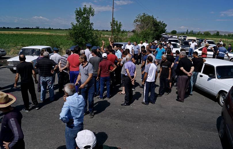 Խաղողագործները փակել են Երևան-Արմավիր ճանապարհը. Ծառուկյանի գործարանը խաղող չի մթերում արմավիրցիներից․ hetq.am