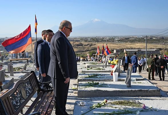 ՀՀ Անկախության տոնի առթիվ  նախագահ  Սարգսյանն  այցելել է «Եռաբլուր» զինվորական պանթեոն՝ հարգանքի տուրք մատուցելու նահատակված հերոսների հիշատակին