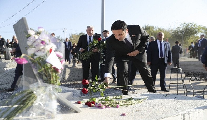 Ալեն Սիմոնյանը Եռաբլուրում հարգանքի տուրք է մատուցել հայրենիքի պաշտպանության համար զոհված հերոսների հիշատակին