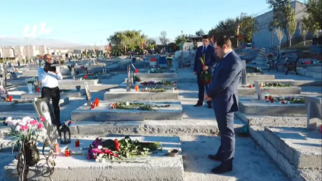 Փոխվարչապետ Սուրեն Պապիկյանը հարգանքի տուրք է մատուցել պատերազմի զոհերի հիշատակին․ Տեսանյութ