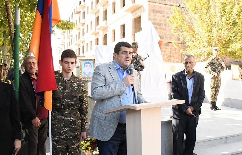 Արցախի նախագահն Էջմիածնում ներկա է գտնվել 44-օրյա պատերազմում նահատակված եղբայրների հուշարձանի բացմանը