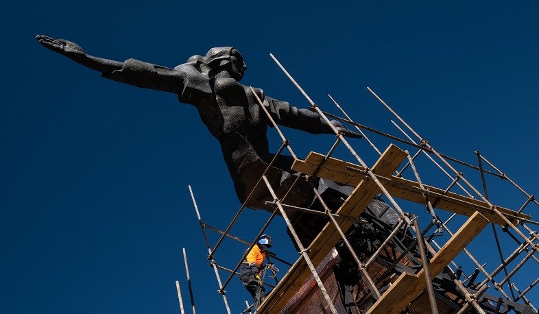 Շարունակվում են Դավիթ Բեջանյանի «Անվերջության ժապավեն» մոնումնետալ քանդակի վերականգնման աշխատանքները