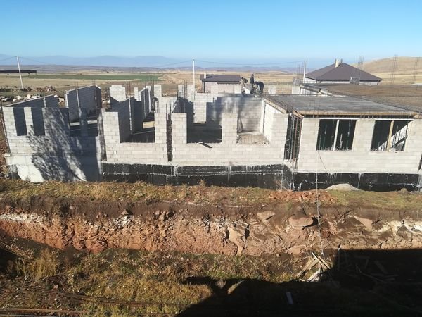 Ընթացքի մեջ են Արագածոտնի մարզի Գառնահովիտ համայնքի մոդուլային նոր դպրոցի կառուցման շինարարական աշխատանքները