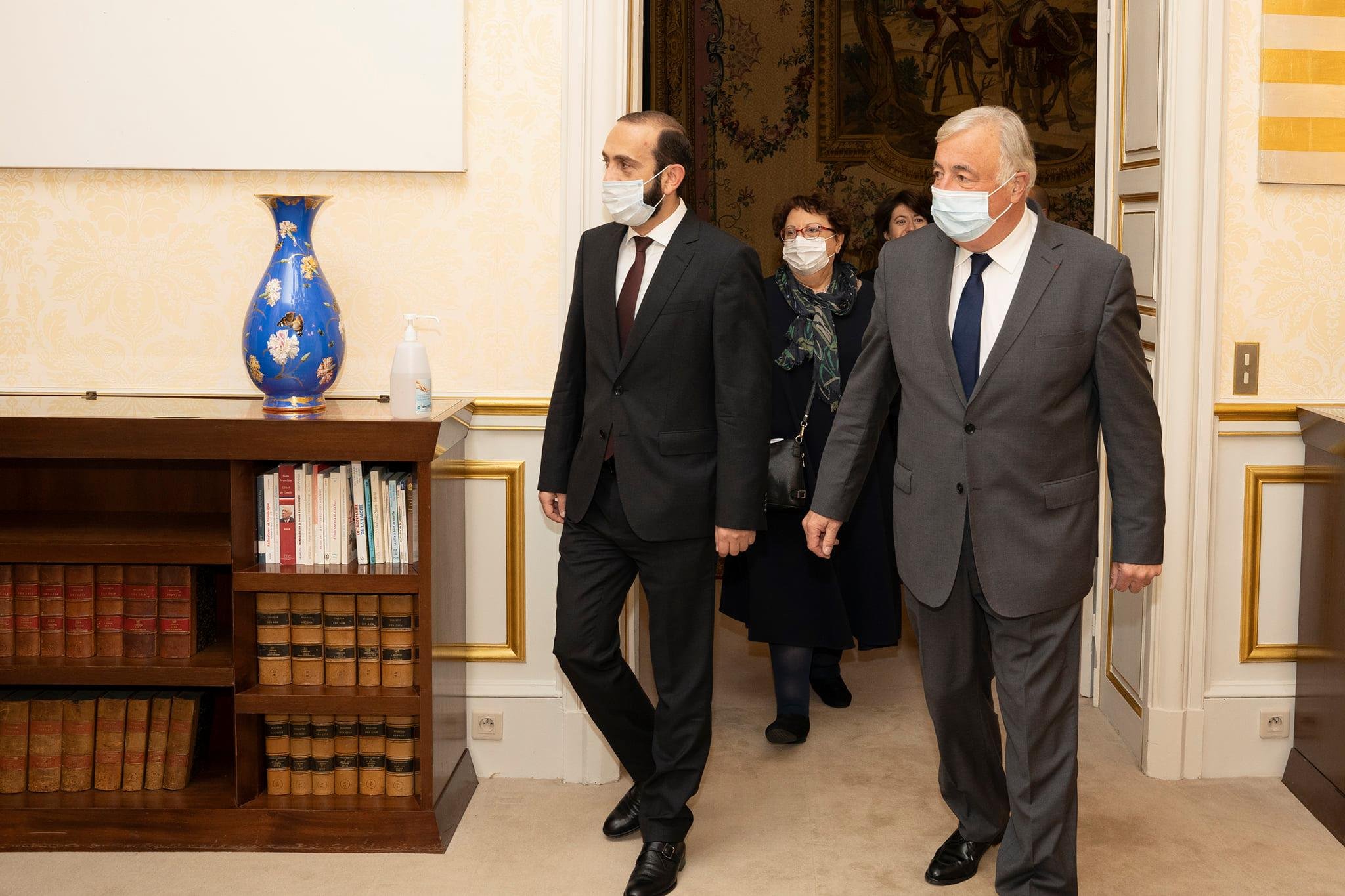 Փարիզ կատարած աշխատանքային այցի շրջանակներում ՀՀ ԱԳ նախարար Արարատ Միրզոյանը հանդիպում է ունեցել Ֆրանսիայի Սենատի նախագահ Ժերար Լարշեի հետ