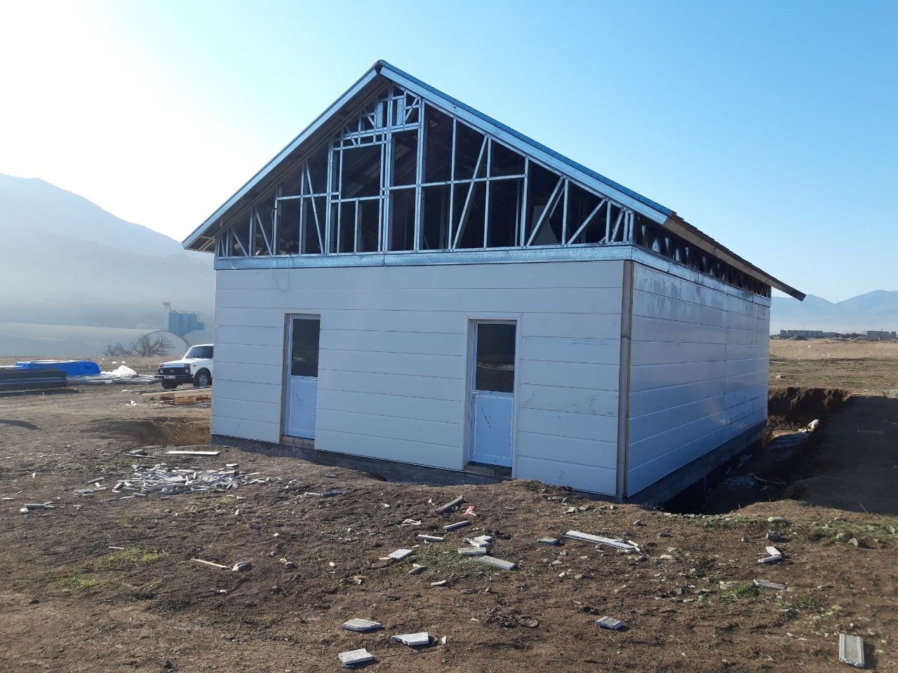 Արցախի Իվանյան համայնքում շարունակվում են թեթև կոնստրուկցիաներով արագ հավաքովի բնակելի տների կառուցման աշխատանքները