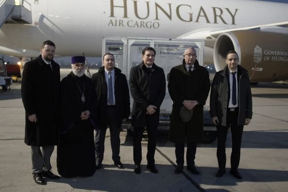 Բաքվից հայ 5 գերիներին բերող Հունգարիայի պատվիրակությանը օդանավակայանում դիմավորել է ՀՀ ԱԳ փոխնախարարը․ տեսանյութ