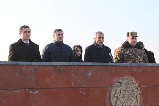 Միշտ բանակի ու զինվորի կողքին․ մարզպետ Ռազմիկ Պետրոսյանը շնորհավորեց զինվորներին ու պատվոգրեր հանձնեց նվիրյալ զինվորականներին