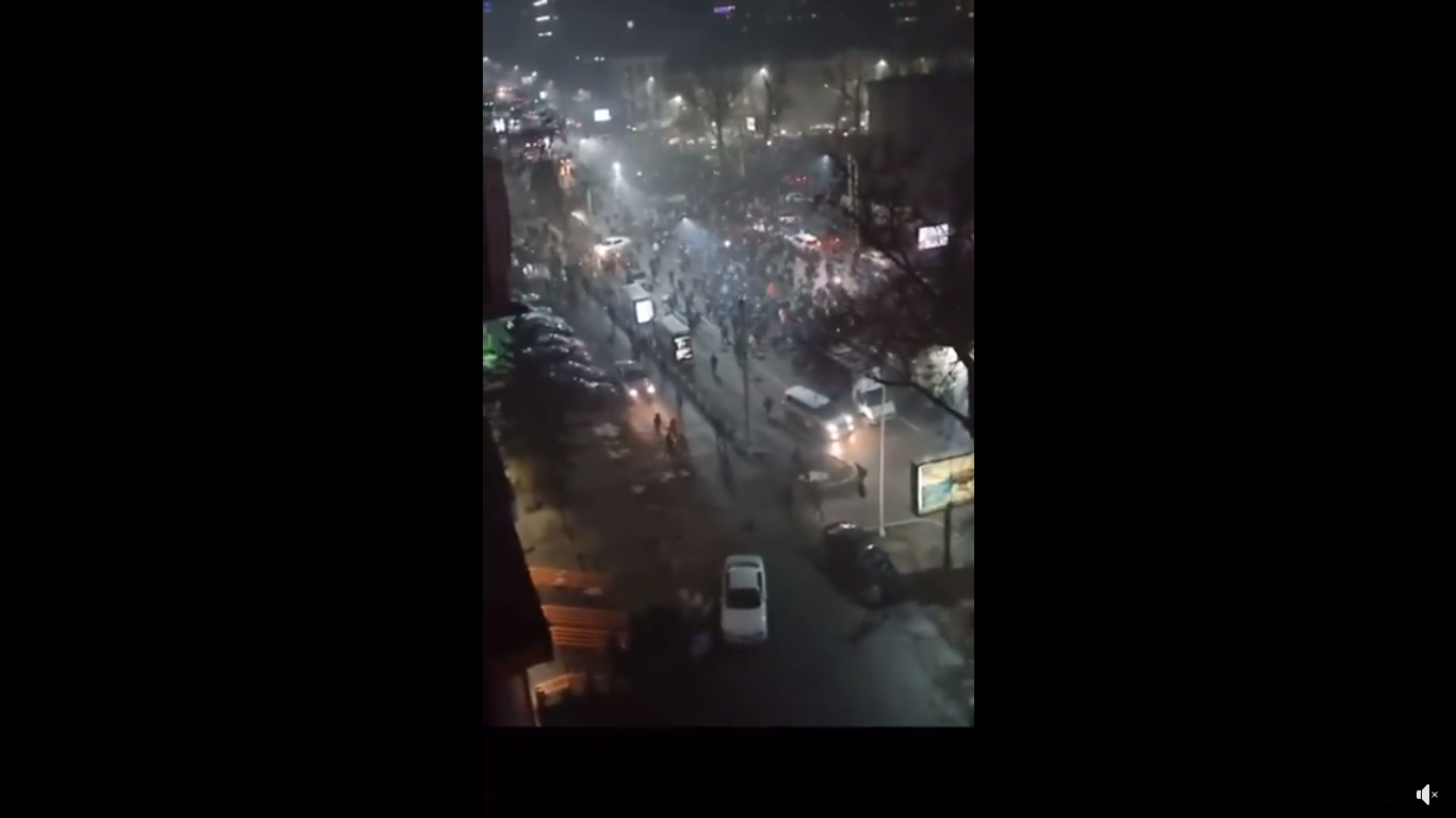Ղազախստանում ցուցարարները հարձակվել են Ալմաթի քաղաք մտած զրահատեխնիկայի վրա. Տեսանյութ