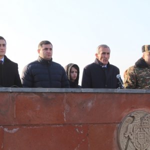 Միշտ բանակի ու զինվորի կողքին․ մարզպետ Ռազմիկ Պետրոսյանը շնորհավորեց զինվորներին ու պատվոգրեր հանձնեց նվիրյալ զինվորականներին
