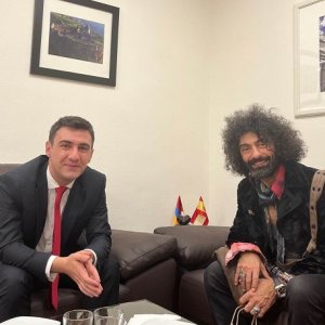 Իսպանիայում ՀՀ դեսպանը աշխարհահռչակ ջութակահար Արա Մալիկյանի հետ քննարկել է մշակութային միջոցառումների անցկացման հնարավորությունը