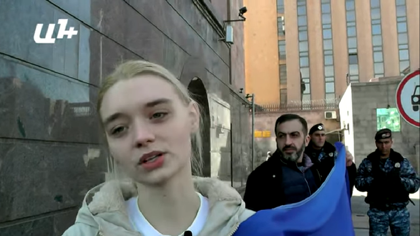 «Քաոս է սկսվել». Ուկրաինացիների ցույցը Ռուսաստանի դեսպանատան առջև