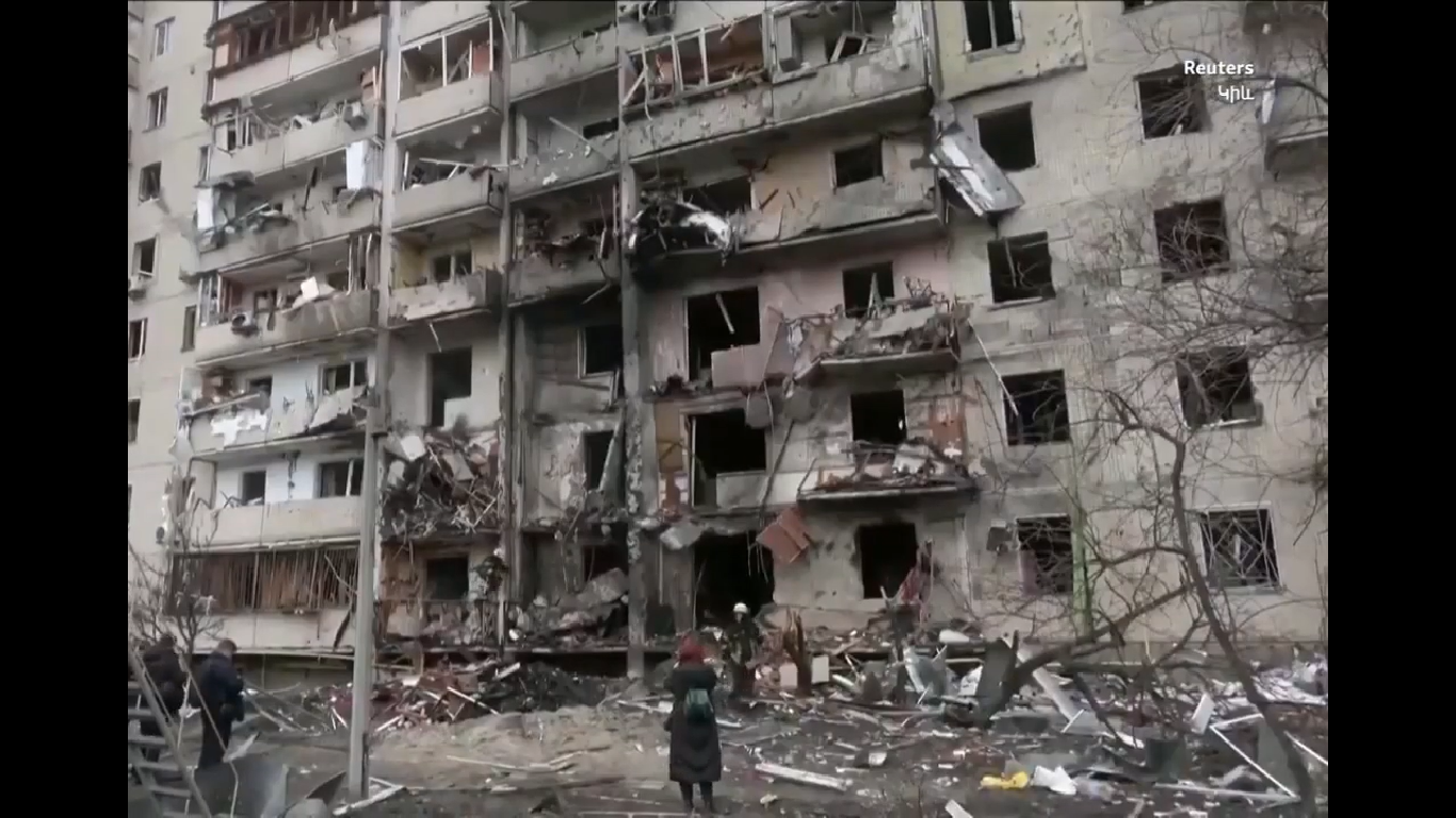 Այրվող ու քանդված բնակելի շենքեր․ Ուկրաինայի մայրաքաղաք Կիևը գիշերվա օդային հարձակումներից հետո. 25.02.2022․  տեսանյութ