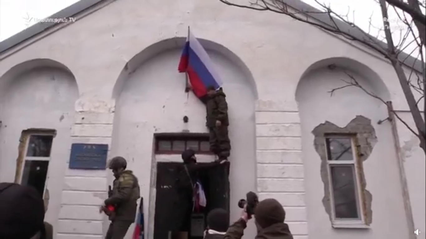 Ռուս զինվորականները Դոնեցկում և Լուգանսկում Ռուսաստանի դրոշը տեղադրում են վարչական շենքերի վրա. տեսանյութ