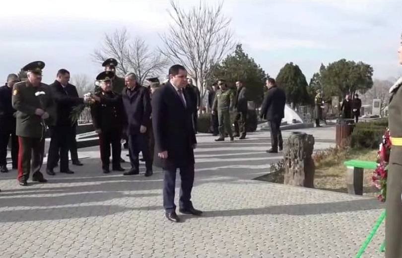 Այսօր սպարապետ Վազգեն Սարգսյանի ծննդյան օրն է. Եռաբլուր են այցելել պաշտպանության նախարարն ու բարձրաստիճան զինվորականները
