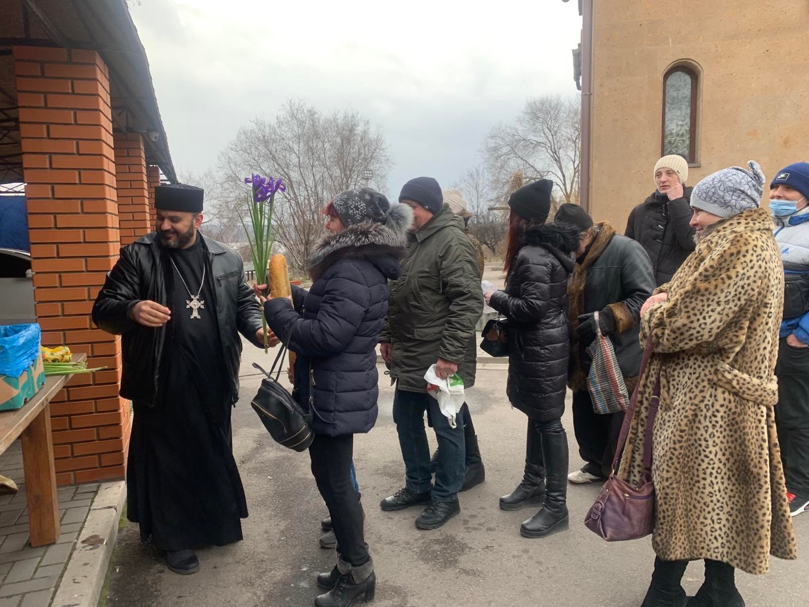 Ուկրաինայի Զապարոժիեի մարզի հայկական եկեղեցին հաց է բաժանում կարիքավորներին․ տեսանյութ
