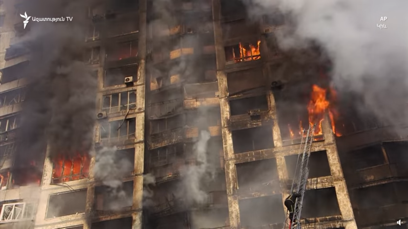 Կիևում ռուսական զորքերի հրետանային հարվածների հետևանքով բնակելի շենք է այրվել․ տեսանյութ