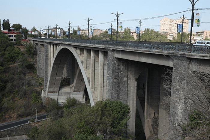 Ինքնասպանություն Երևանում. տաքսու ուղևորը մեքենան կայանել է տվել Կիևյան կամրջի վրա, այնուհետ նետվել