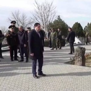 Այսօր սպարապետ Վազգեն Սարգսյանի ծննդյան օրն է. Եռաբլուր են այցելել պաշտպանության նախարարն ու բարձրաստիճան զինվորականները