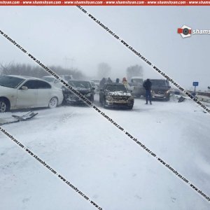 Երևան-Սևան ճանապարհին մերկասառույցի պատճառով բախվել են 30-ից ավելի ավտոմեքենաներ. խցանումն անցնում է մի քանի կիլոմետրը