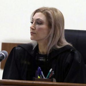 Դատավոր Աննա Դանիբեկյանը տուգանել է դատարանի դահլիճը լքած Արմեն Գևորգյանի պաշտպան Լուսինե Սահակյանին