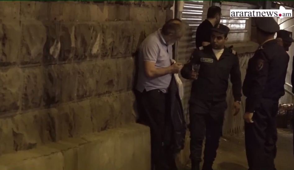 Ցուցարար խուլիգանները հարձակվել են «Անտարես» հրատարակչության տնօրեն Արմեն Մարտիրոսյանի վրա. տեսանյութ