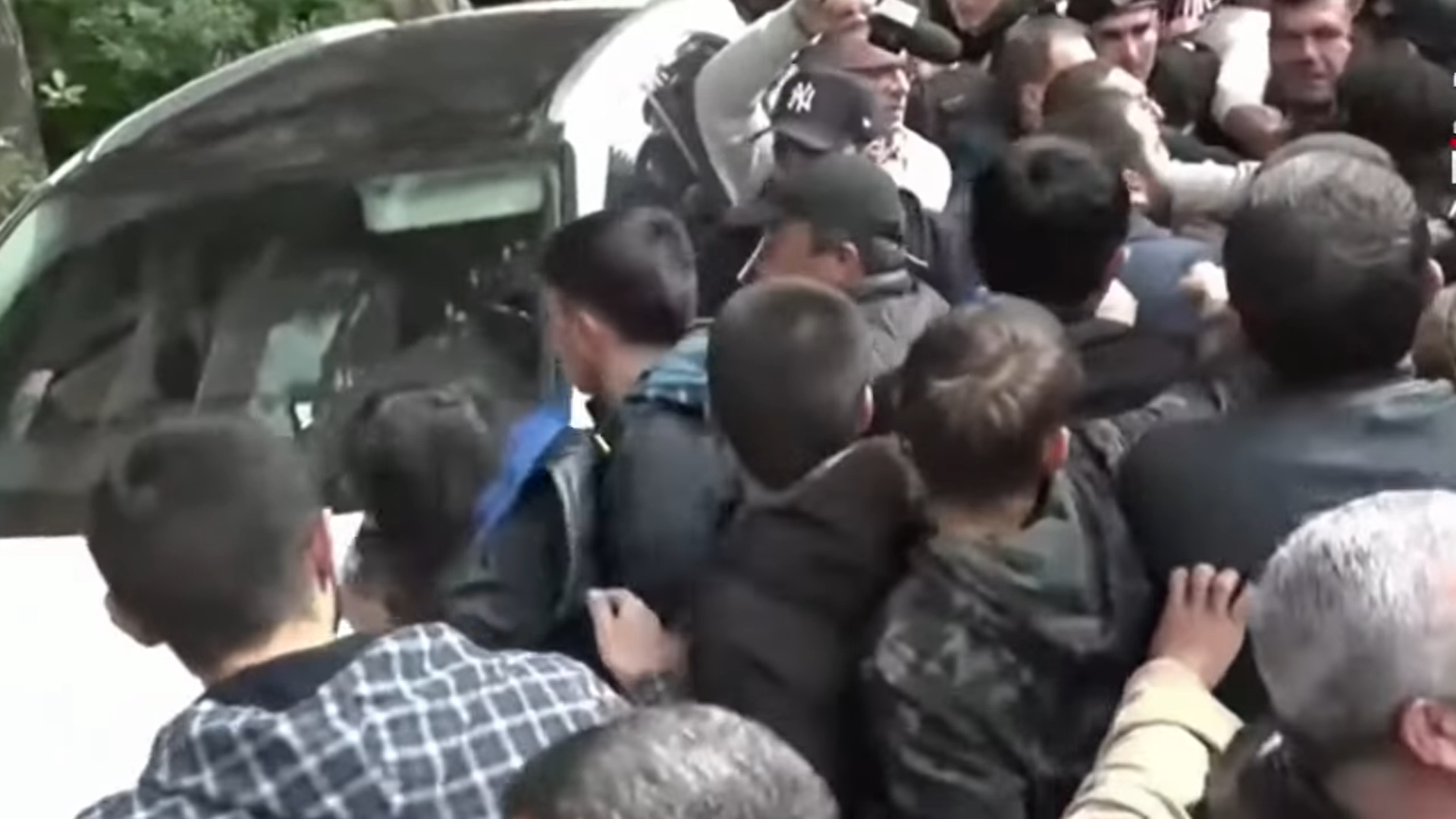 Թուրք եք, արա՛, ոստիկանը թուրք ա․ փողոց փակած Լևոն Քոչարյանի խմբի ցուցարարները՝  ոստիկաններին. տեսանյութ